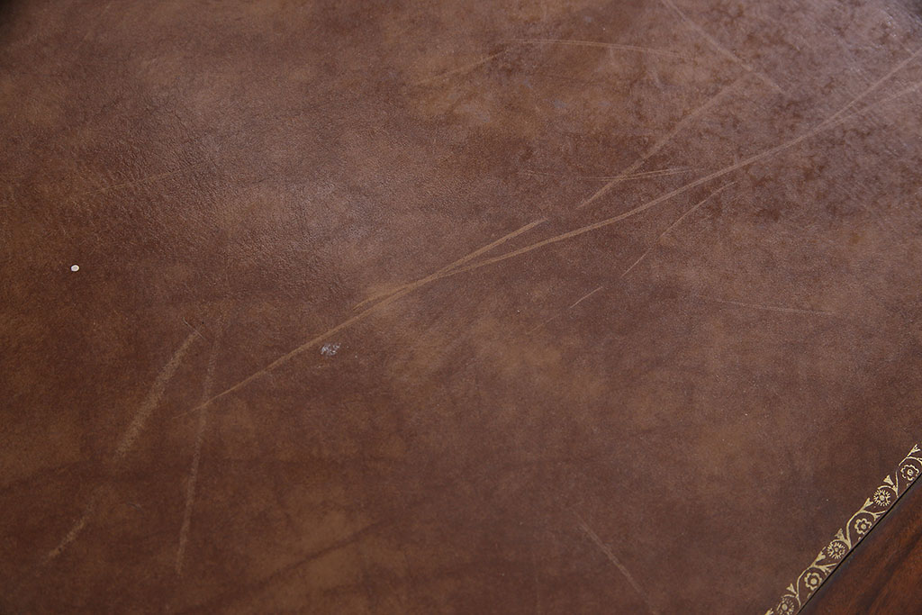 フランスアンティーク　マホガニー材　希少!真鍮製の装飾が高級感を漂わせるレザートップテーブル(ワークデスク、机、在宅ワーク、在宅用)(R-047371)