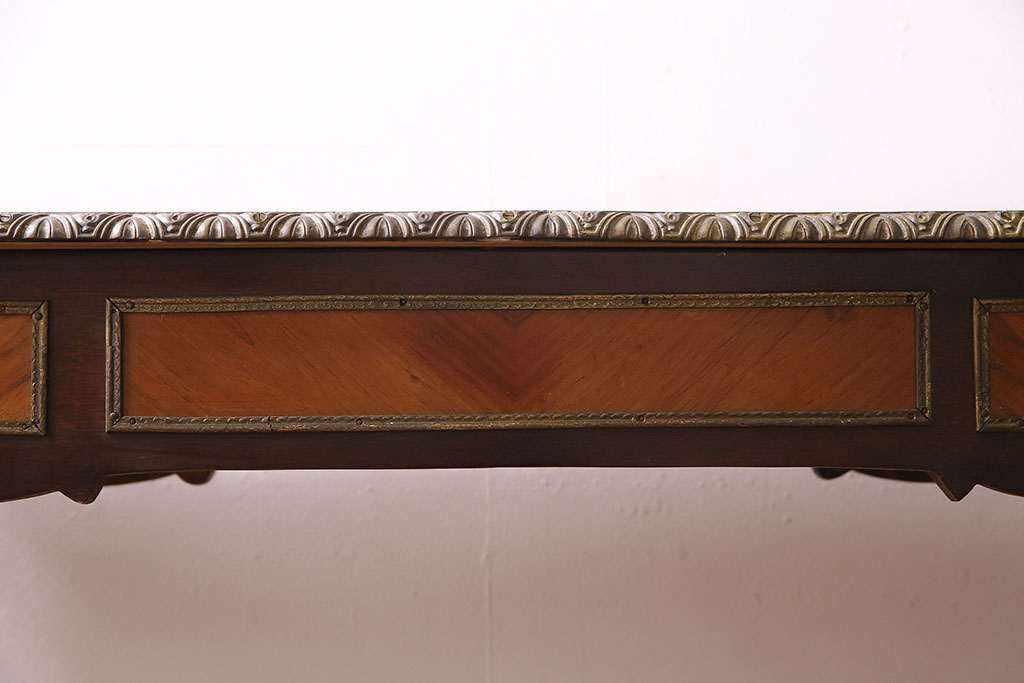 フランスアンティーク　マホガニー材　希少!真鍮製の装飾が高級感を漂わせるレザートップテーブル(ワークデスク、机、在宅ワーク、在宅用)(R-047371)