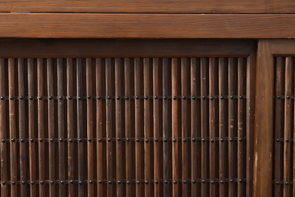 ビンテージ　民芸家具　総ヒノキ材製　1970年頃につくられた和の空間づくりにぴったりなサイドボード(水屋箪笥、収納箪笥、収納棚、戸棚、ヴィンテージ)(R-047387)