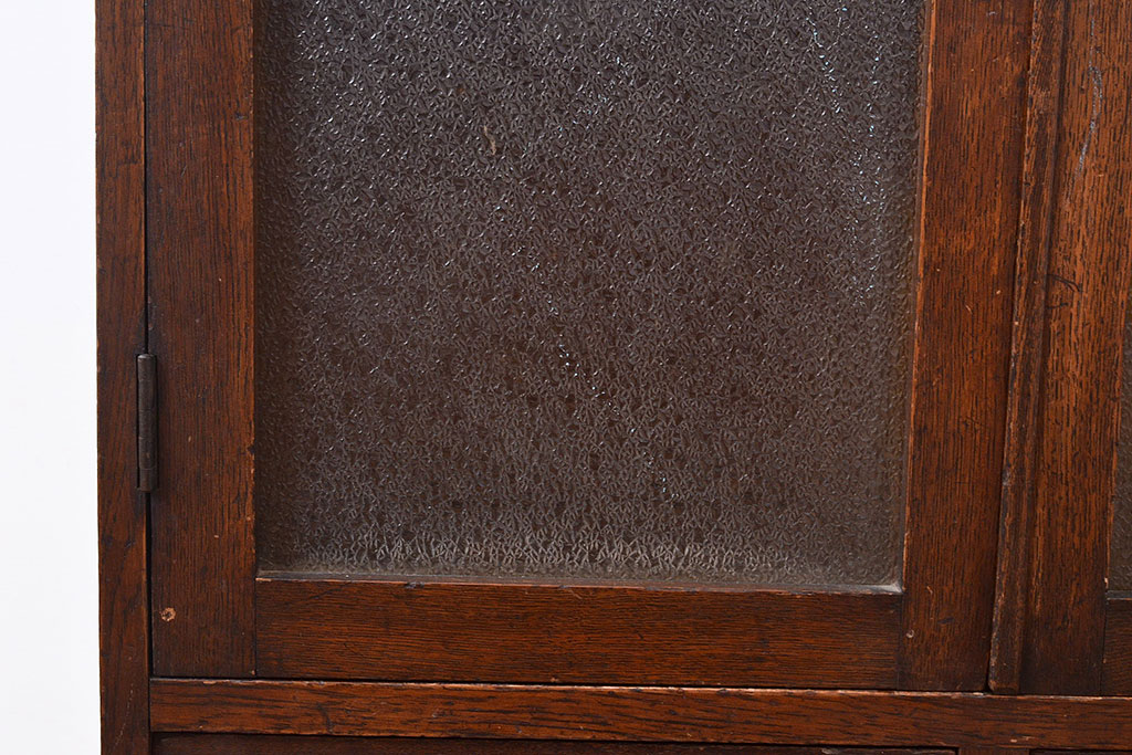 和製アンティーク　ダイヤガラスがレトロな雰囲気を演出する栓材製ガラス戸棚(収納棚、キャビネット)(R-047390)
