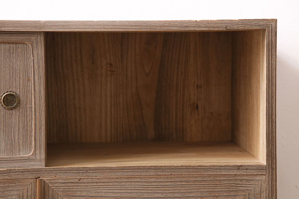 昭和レトロ　桐材　年月を重ねた味わい深さ漂う収納棚(戸棚、キャビネット、サイドボード)(R-047402)