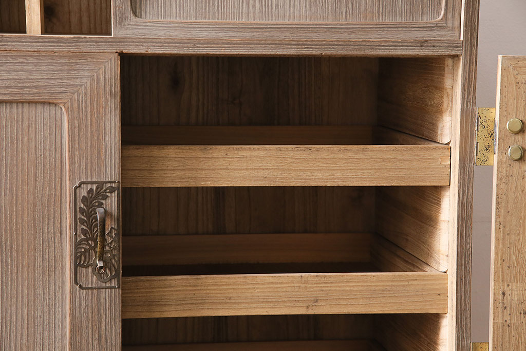 昭和レトロ　桐材　年月を重ねた味わい深さ漂う収納棚(戸棚、キャビネット、サイドボード)(R-047402)