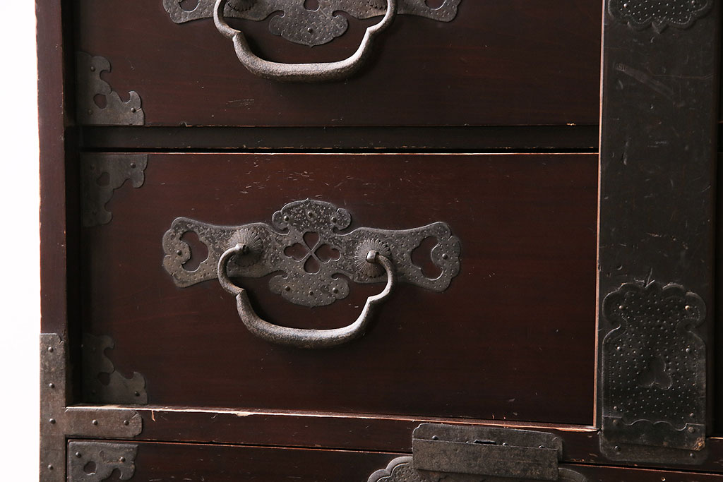 和製アンティーク　閂(かんぬき)付き　重厚な金具が目を引く漆塗りの松本衣装箪笥(引き出し、チェスト)(R-047406)