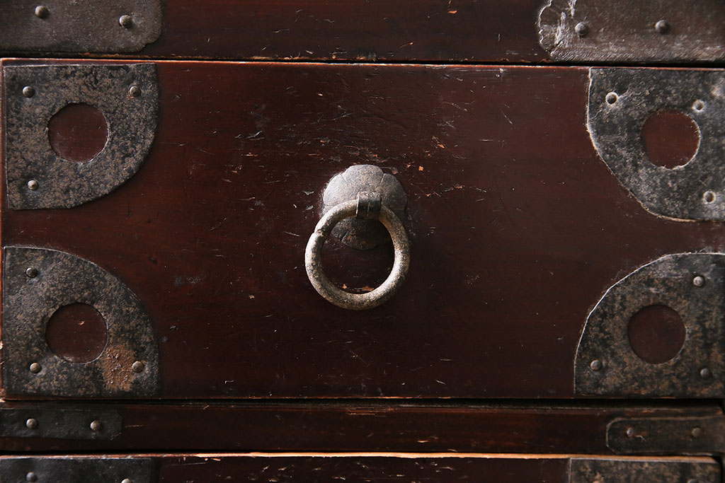 和製アンティーク　閂(かんぬき)付き　重厚な金具が目を引く漆塗りの松本衣装箪笥(引き出し、チェスト)(R-047406)