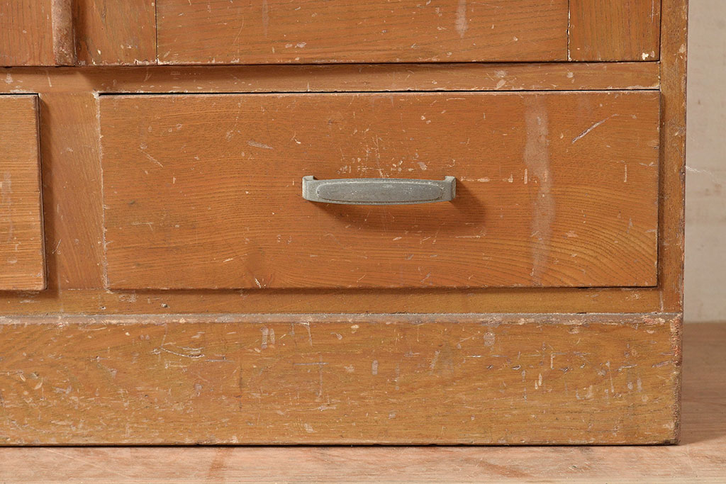 昭和レトロ　シンプルさが魅力的!温かみのある栓材製収納棚(戸棚、キャビネット)(R-047407)