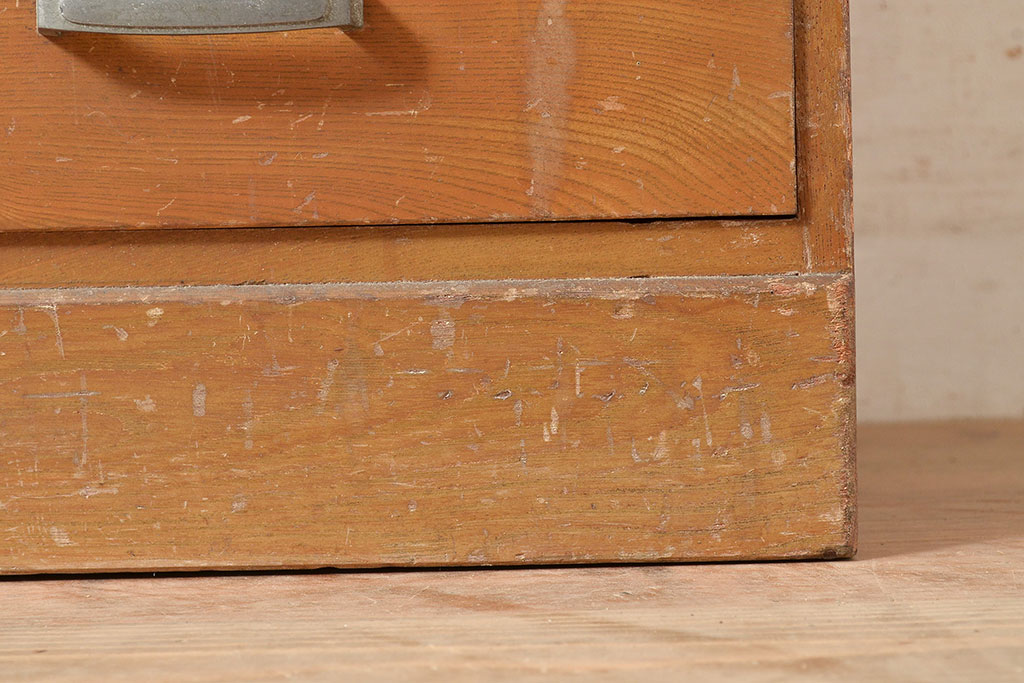 昭和レトロ　シンプルさが魅力的!温かみのある栓材製収納棚(戸棚、キャビネット)(R-047407)