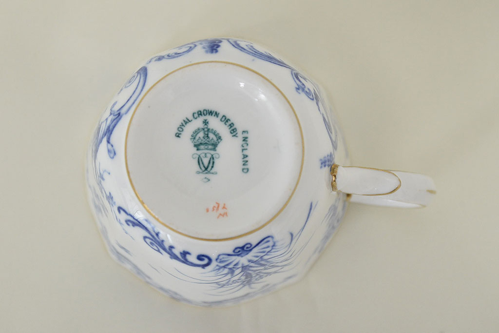 イギリス　1898年　ロイヤルクラウンダービー　印判花籠図　モカカップ&ソーサー(ROYAL CROWN DERBY、洋食器)(R-047442)