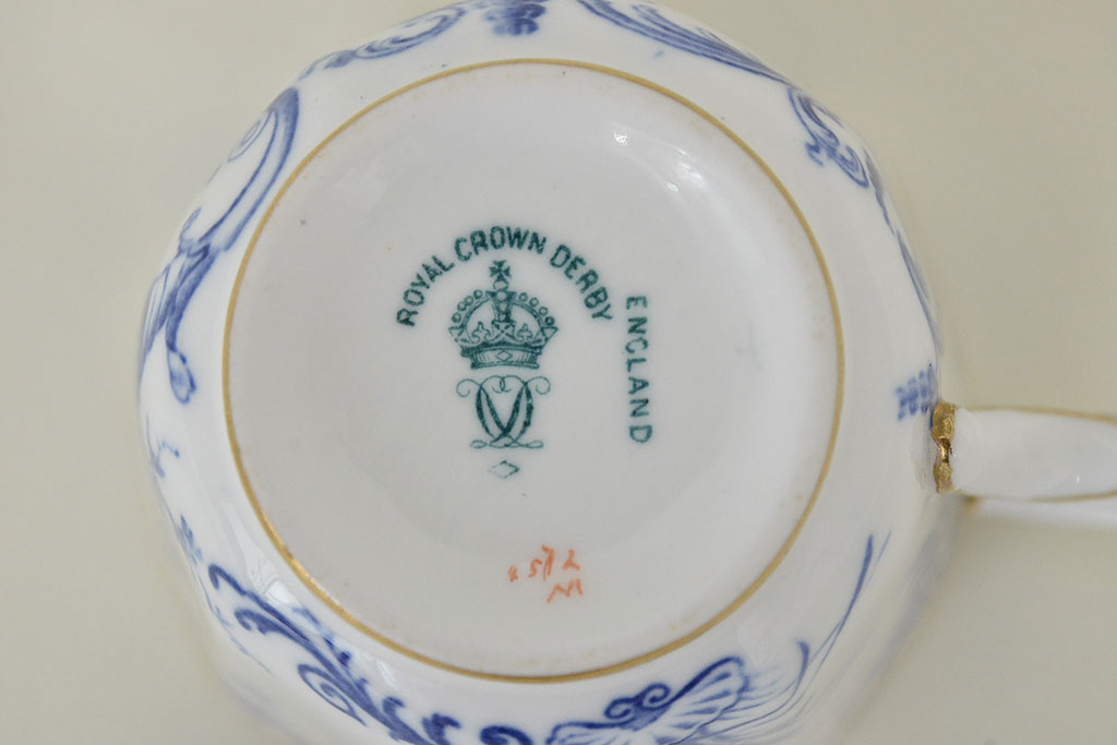 イギリス　1898年　ロイヤルクラウンダービー　印判花籠図　モカカップ&ソーサー(ROYAL CROWN DERBY、洋食器)(R-047442)