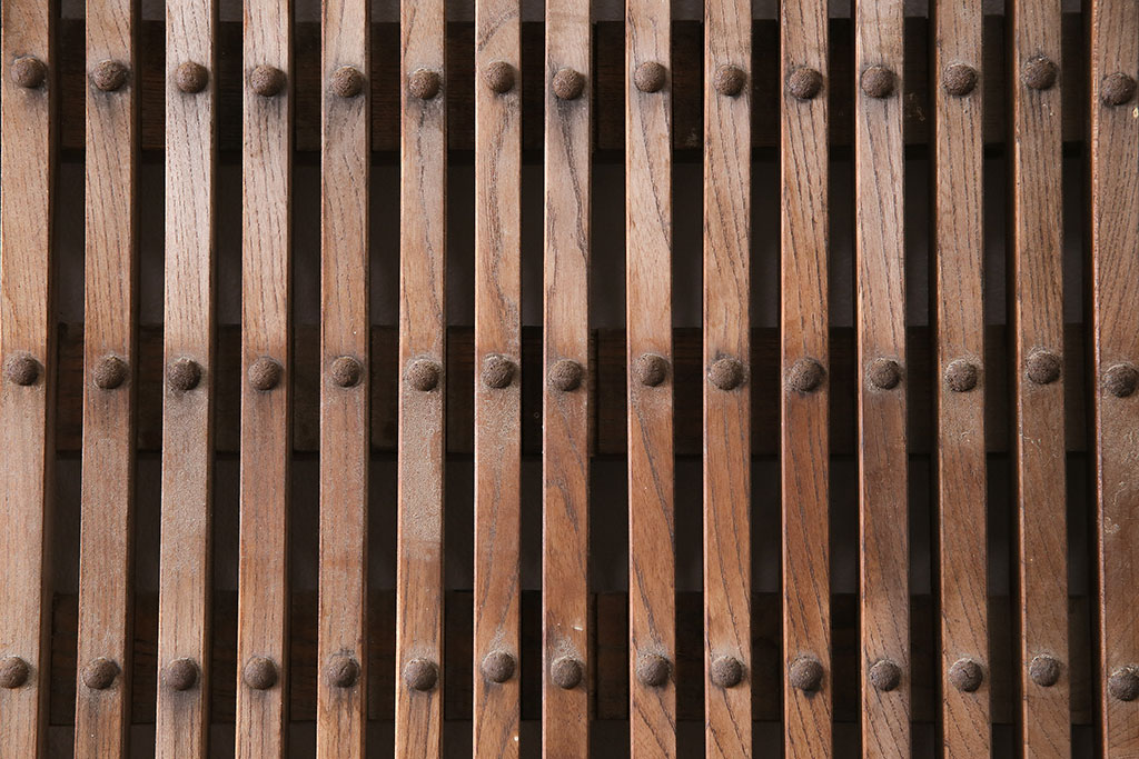 アンティーク建具　明治期　総ケヤキ材　どっしりとした存在感漂う蔵戸(玄関戸、引き戸、建具)(R-047469)