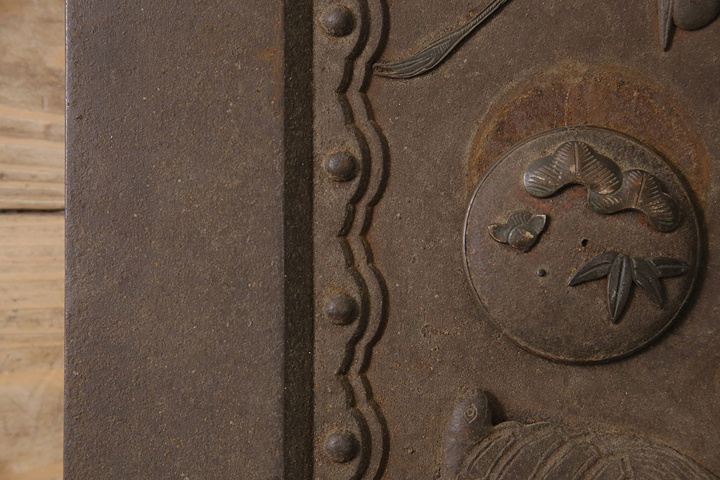 和製アンティーク　鶴と亀の意匠が目を引く上質な造りの錠前金具(ディスプレイ雑貨)(R-047475)