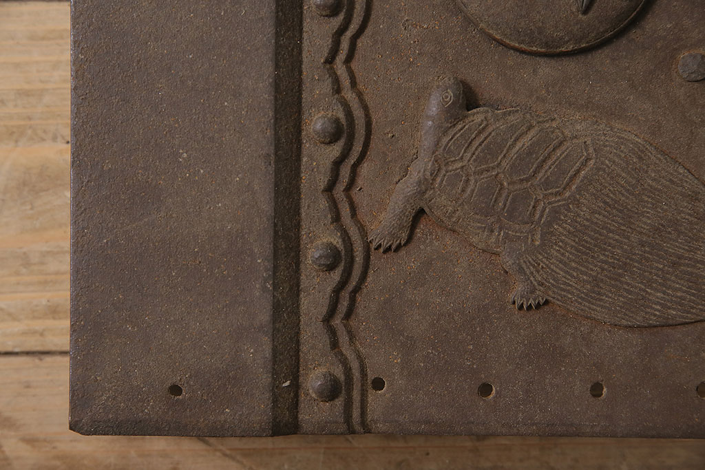 和製アンティーク　鶴と亀の意匠が目を引く上質な造りの錠前金具(ディスプレイ雑貨)(R-047475)