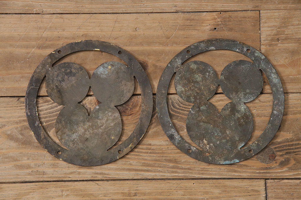 アンティーク雑貨　真鍮製の味わい深い風合いが魅力的な蔵戸の錠前金具(家紋、飾り金具、ディスプレイ雑貨、蔵戸パーツ)(R-047482)