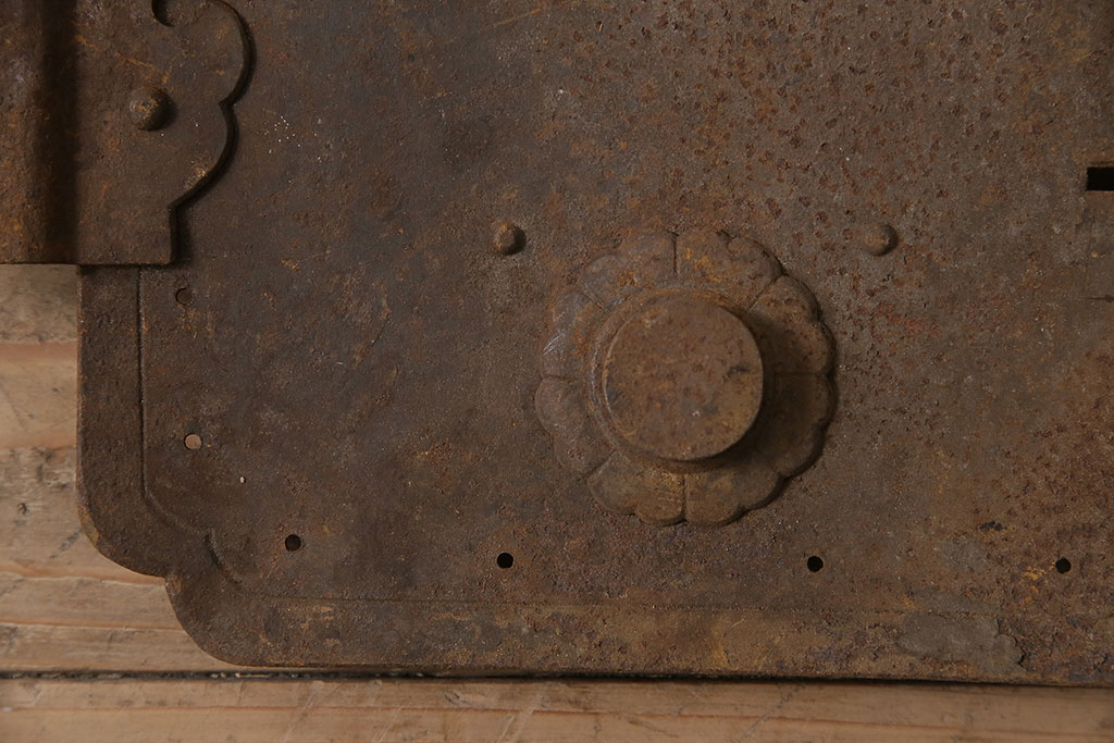 アンティーク雑貨　錆びた風合いが趣溢れる蔵戸の錠前金具(ディスプレイ雑貨、蔵戸パーツ)(R-047489)