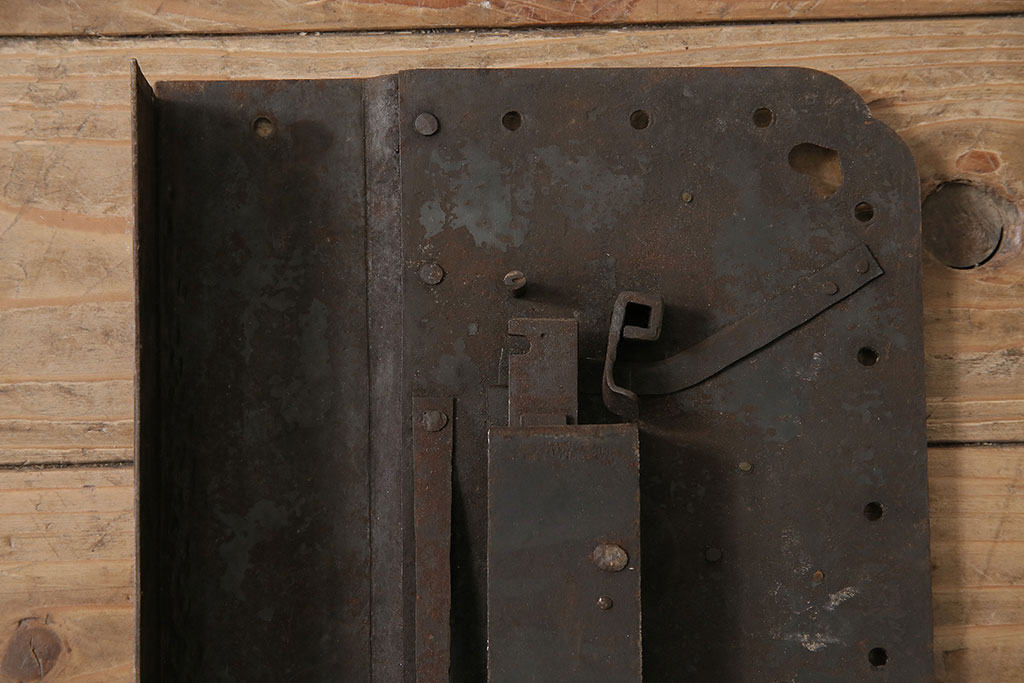 アンティーク雑貨　鉄・真鍮製　縁起物の意匠がぱっと目を引く蔵戸の錠前金具(ディスプレイ雑貨、蔵戸パーツ)(R-047491)