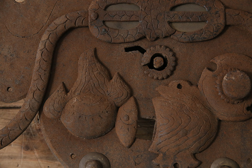 アンティーク雑貨　巾着モチーフの金具が目を引く蔵戸の錠前金具(ディスプレイ雑貨、蔵戸パーツ)(R-047493)