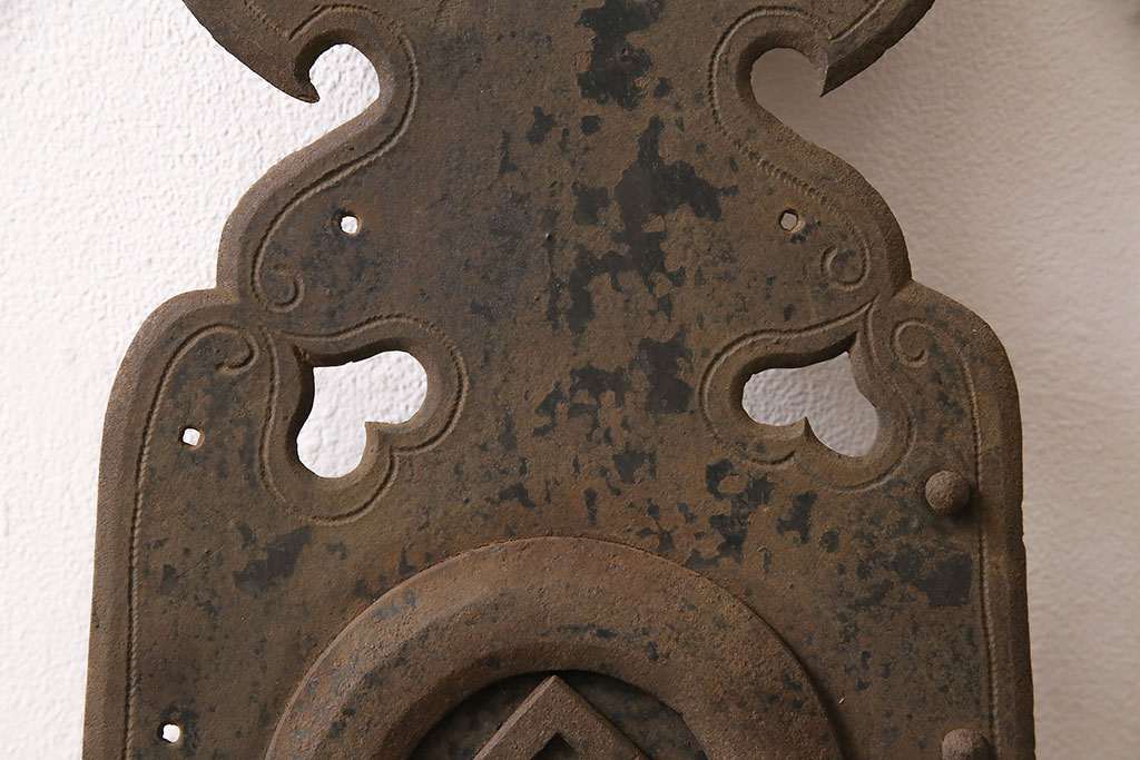 アンティーク雑貨　彫金の意匠が施された存在感のある蔵戸の錠前金具(ディスプレイ雑貨、蔵戸パーツ)(R-047495)