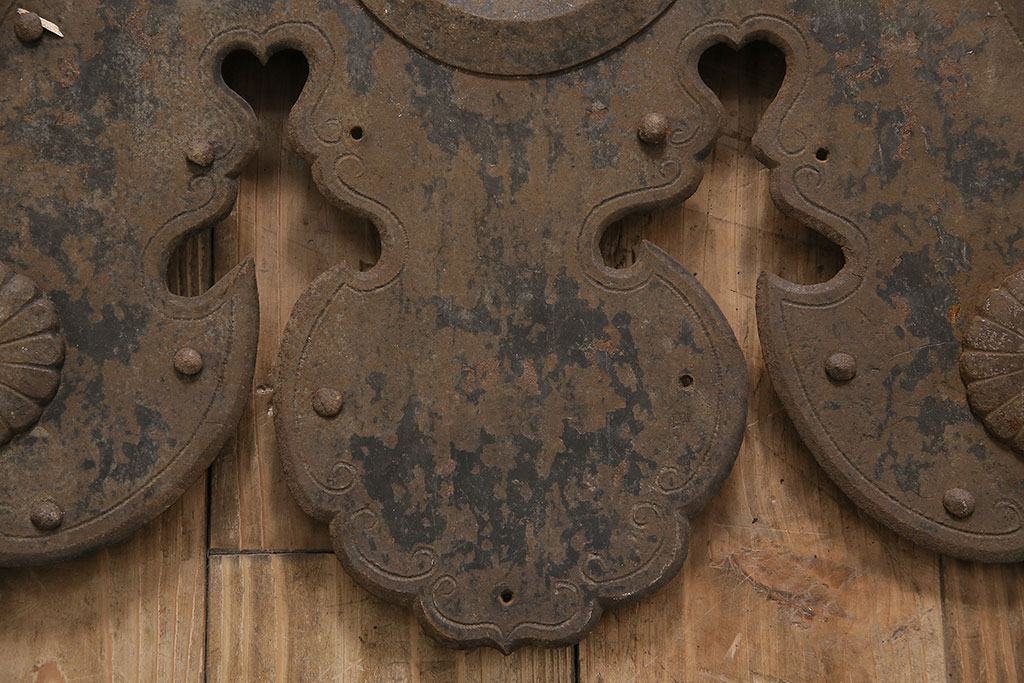 アンティーク雑貨　繊細な意匠が施された空間のアクセントになる特大の蔵戸錠前金具(ディスプレイ雑貨、蔵戸パーツ)(R-047496)