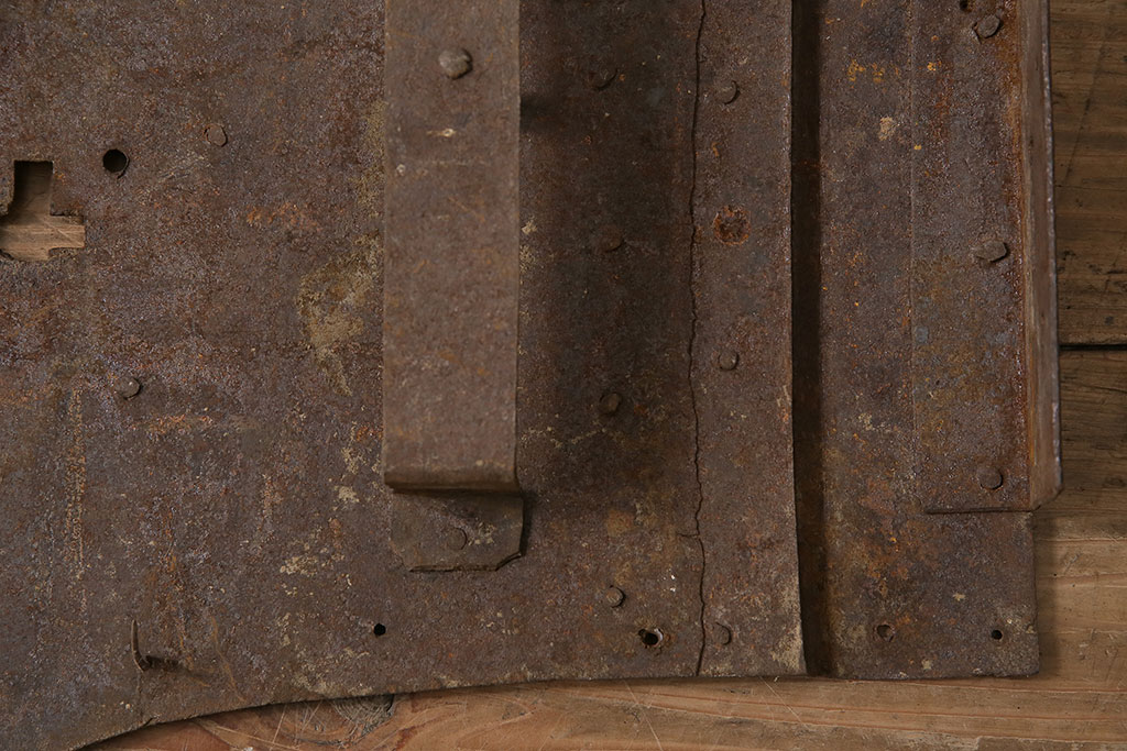 アンティーク雑貨　繊細な意匠が施された空間のアクセントになる特大の蔵戸錠前金具(ディスプレイ雑貨、蔵戸パーツ)(R-047496)