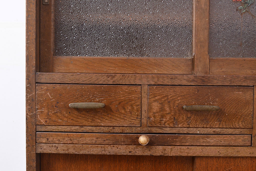 昭和中期　ダイヤガラスが魅力的なナラ材製の作業台付き食器棚(戸棚、収納棚、キャビネット)(R-047497)
