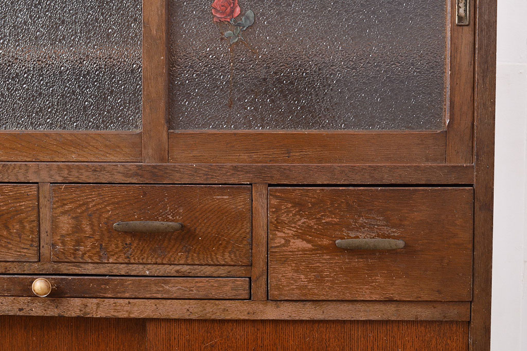 昭和中期　ダイヤガラスが魅力的なナラ材製の作業台付き食器棚(戸棚、収納棚、キャビネット)(R-047497)