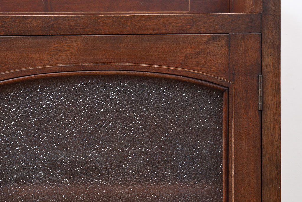 和製アンティーク　ダイヤガラスがレトロな雰囲気を盛り上げる樺材製ガラス戸棚(収納棚、キャビネット)(R-047504)