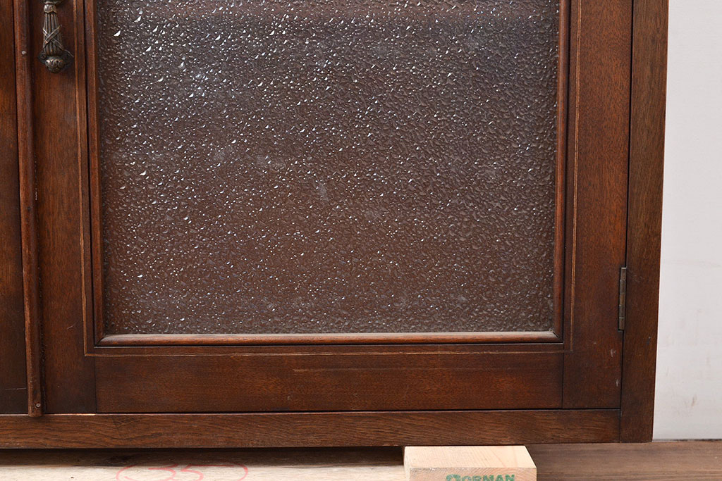和製アンティーク　ダイヤガラスがレトロな雰囲気を盛り上げる樺材製ガラス戸棚(収納棚、キャビネット)(R-047504)