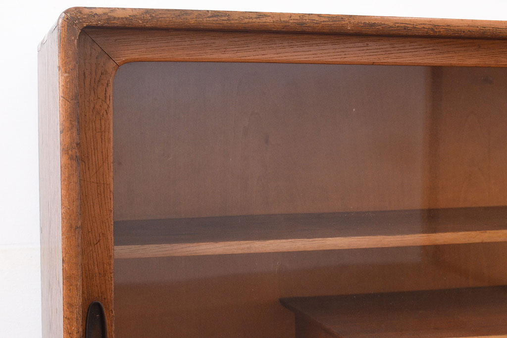 昭和レトロ　栓材　古く懐かしいデザインの中に現代的な雰囲気が感じられる茶箪笥(茶棚、飾り棚、収納棚)(R-047505)