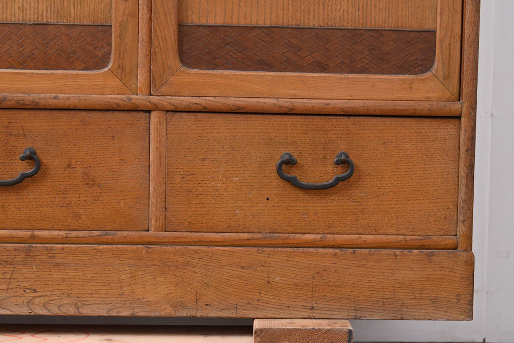 昭和レトロ　栓材　古く懐かしいデザインの中に現代的な雰囲気が感じられる茶箪笥(茶棚、飾り棚、収納棚)(R-047505)