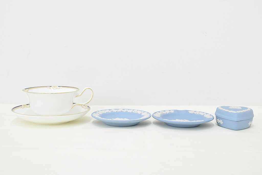 ウェッジウッド　WEDGWOOD　CAVENDISH　カップ&ソーサーなど4点(ジャスパー、ハートBOX、灰皿、アッシュトレイ)(R-047512)