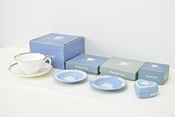 ウェッジウッド　WEDGWOOD　CAVENDISH　カップ&ソーサーなど4点(ジャスパー、ハートBOX、灰皿、アッシュトレイ)(R-047512)