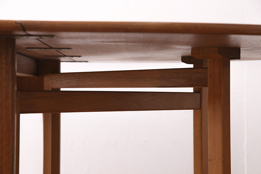 北欧ビンテージ　スタイリッシュなデザインが目を引くチーク材のバタフライテーブル(エクステンションテーブル、ラウンドテーブル)(R-047526)