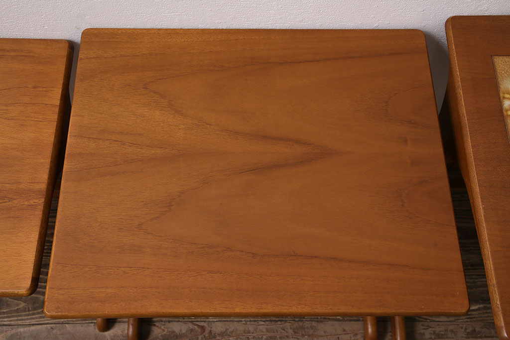 北欧ビンテージ　タイルトップがレトロさを醸し出す、チーク材のネストテーブル(サイドテーブル、カフェテーブル)(R-047527)