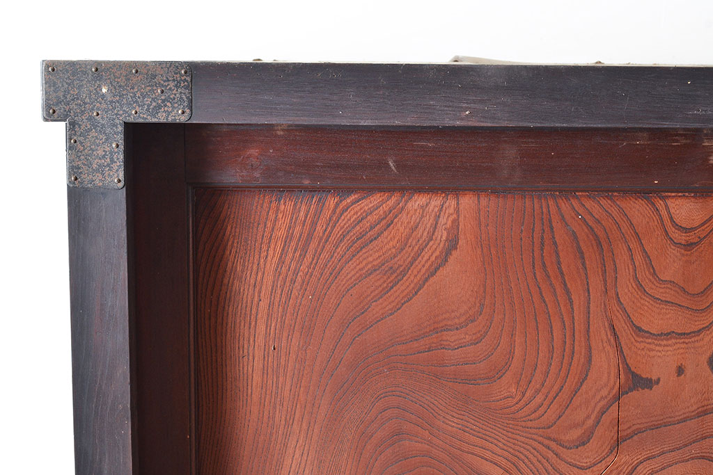 和製アンティーク　使い込まれた木肌や金具が味わい深い収納箪笥・上段(夜具箪笥、布団箪笥、サイドボード)(R-047533)