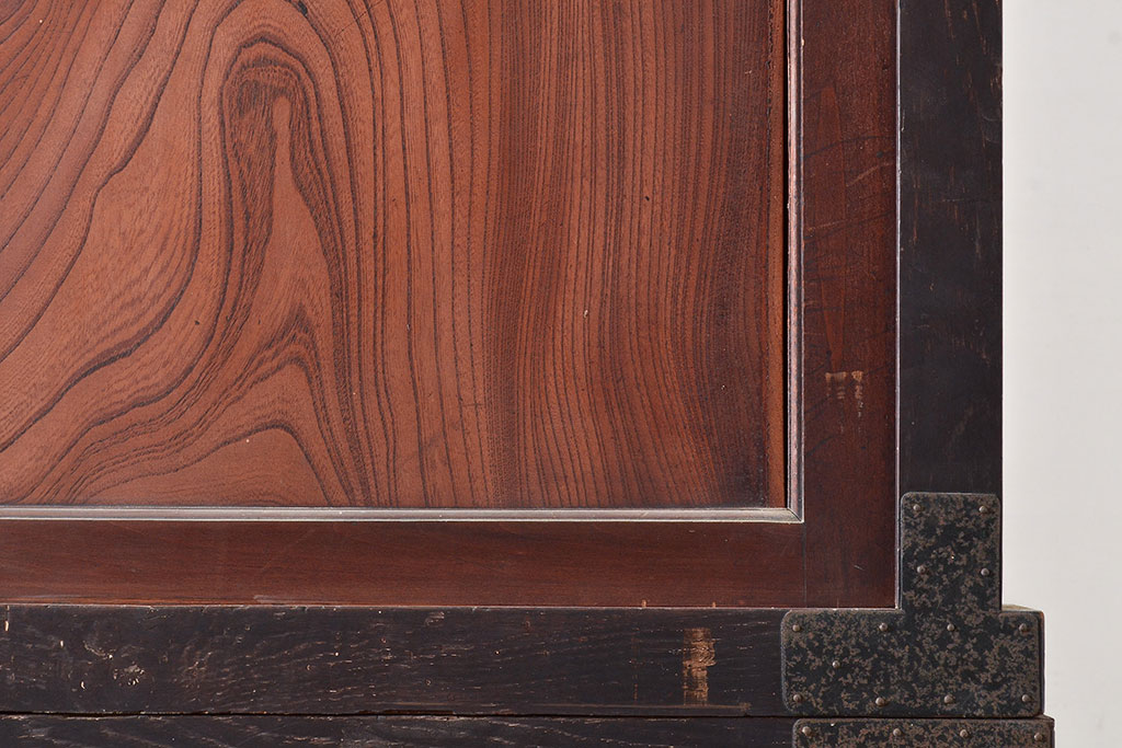 和製アンティーク　使い込まれた木肌や金具が味わい深い収納箪笥・上段(夜具箪笥、布団箪笥、サイドボード)(R-047533)