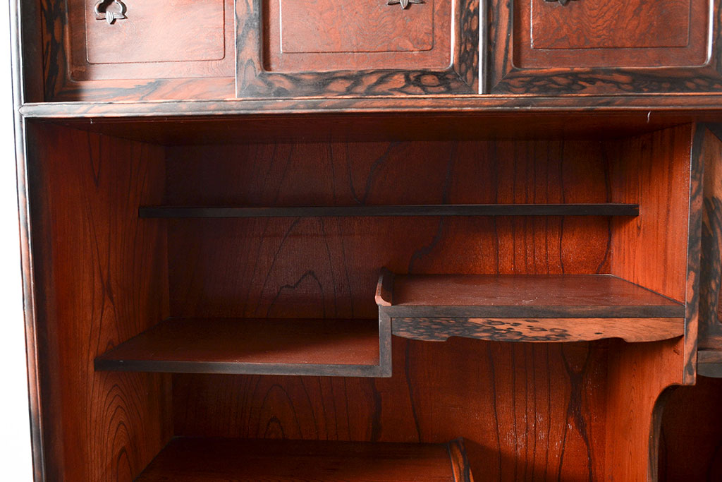 和製アンティーク　最高級品の工芸家具!ケヤキ材の玉杢と黒柿材のくじゃく杢が見られる、凝ったつくりの茶棚(飾り棚、戸棚、キャビネット)(R-047539)