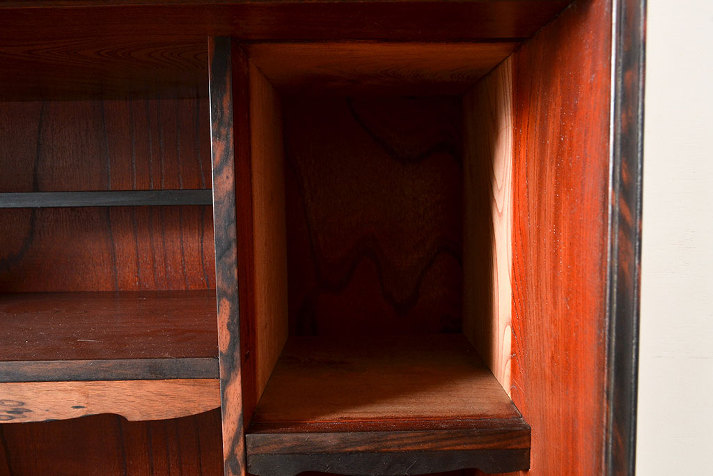和製アンティーク　最高級品の工芸家具!ケヤキ材の玉杢と黒柿材のくじゃく杢が見られる、凝ったつくりの茶棚(飾り棚、戸棚、キャビネット)(R-047539)