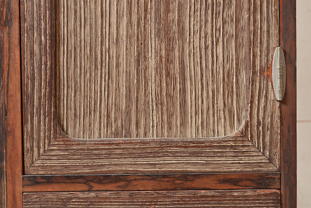 和製アンティーク　桐材と黒柿材が使われた、味わい深い趣の戸棚(収納棚、キャビネット)(R-047540)