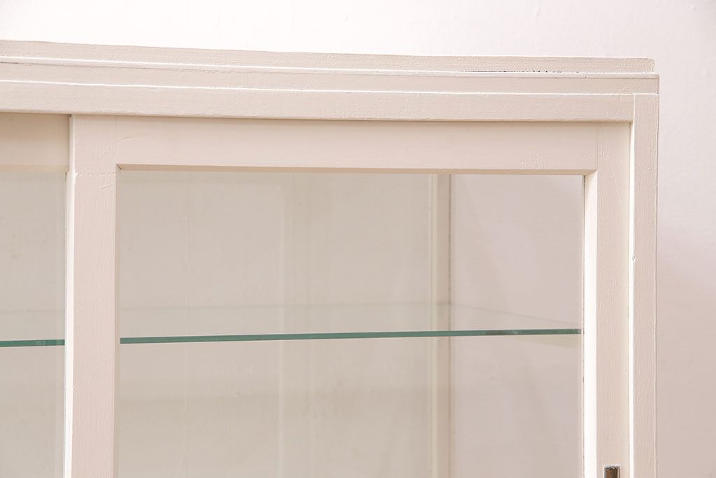 【セミオーダー家具実例】昭和中期のガラスケースを高品質リペア。現状の色味からアンティークホワイトへリペイントし、棚板を木製からガラス製の棚板へ差し替えました。(ショーケース、陳列棚)