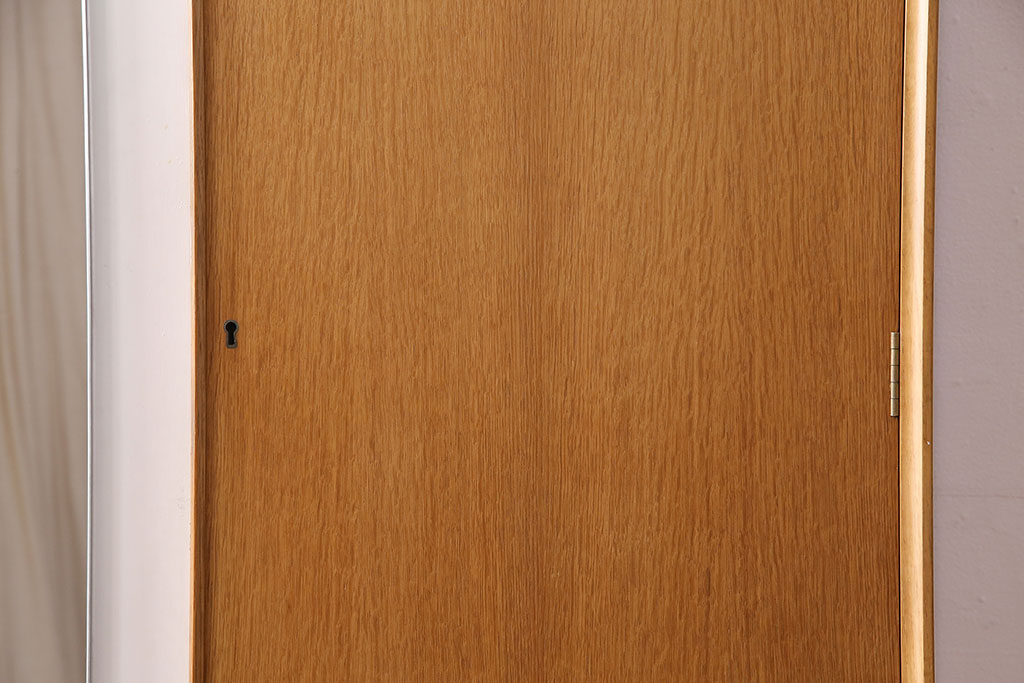 イギリスビンテージ　人気のG-PLAN!扉のホワイトカラーがお洒落なワードローブ(収納棚、キャビネット)(R-047584)