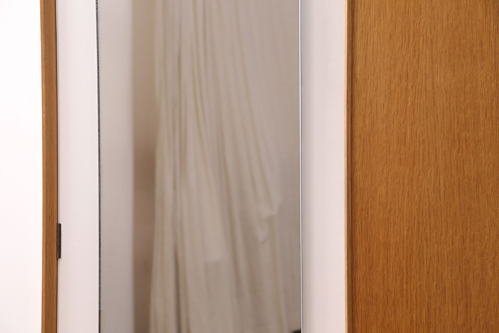 イギリスビンテージ　人気のG-PLAN!扉のホワイトカラーがお洒落なワードローブ(収納棚、キャビネット)(R-047584)
