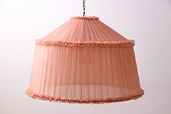 ヴィンテージ照明　アメリカビンテージ　3灯式　ピンクファブリックのシェードが可愛らしい特大の天井照明(布シェード、吊り下げ照明、ペンダントライト)(R-047586)