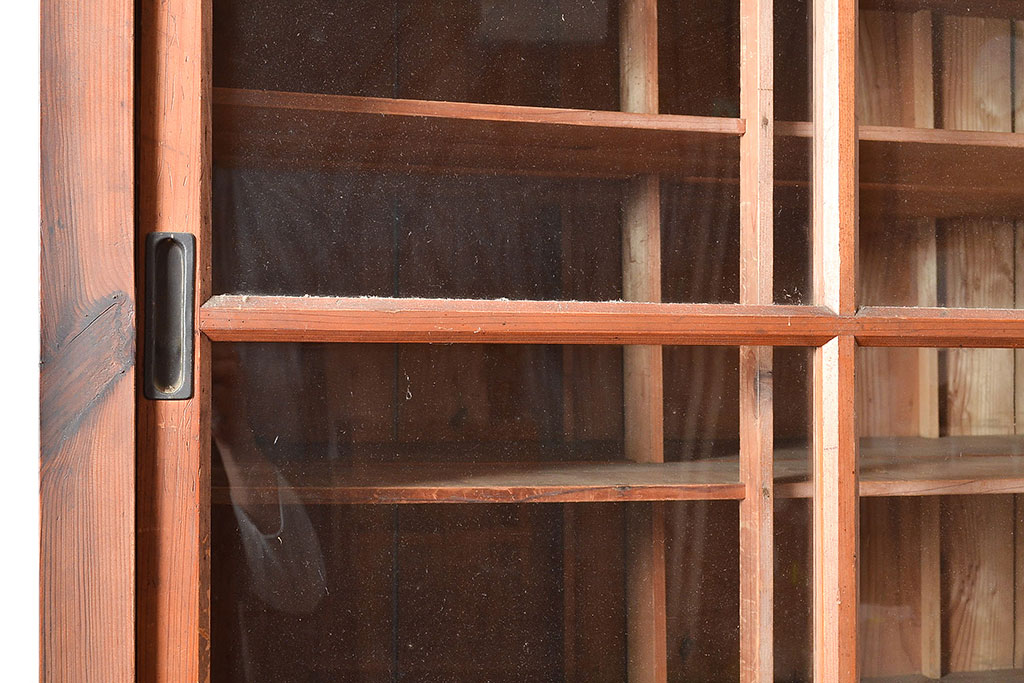 和製アンティーク　前面松材　収納がたっぷりできる、堂々とした佇まいの収納棚(食器棚、戸棚、キャビネット)(R-047589)