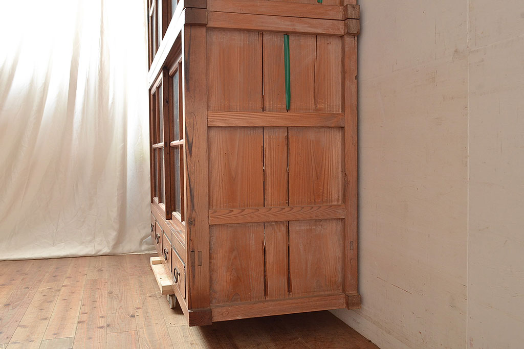 和製アンティーク　前面松材　収納がたっぷりできる、堂々とした佇まいの収納棚(食器棚、戸棚、キャビネット)(R-047589)