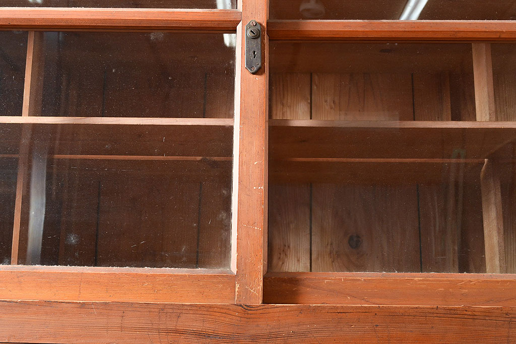 和製アンティーク　前面松材　収納がたっぷりできる、堂々とした佇まいの収納棚・上段(戸棚、キャビネット、リビングボード)(R-047590)