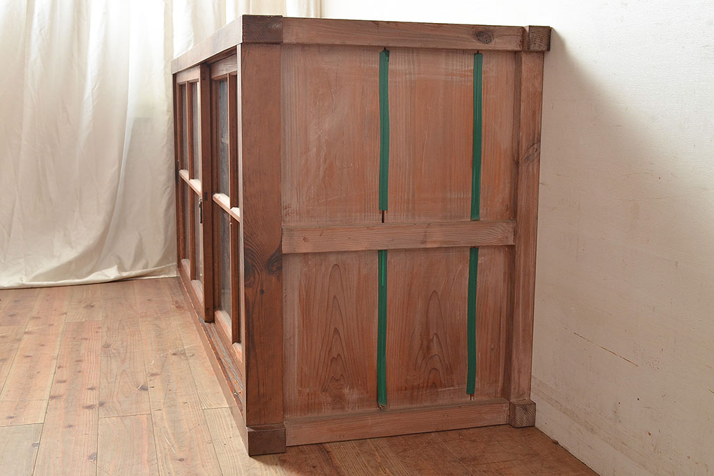 和製アンティーク　前面松材　収納がたっぷりできる、堂々とした佇まいの収納棚・上段(戸棚、キャビネット、リビングボード)(R-047590)