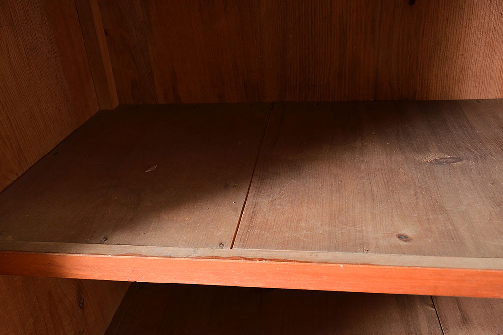 和製アンティーク　前面ヒノキ材　ノスタルジックな空間を高める三尺重ね戸棚(収納棚、キャビネット、食器棚)(R-047592)
