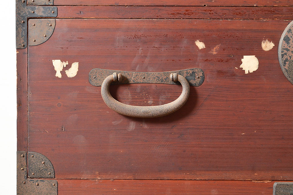 和製アンティーク　大きめの金具がアクセントになるヒノキ材製の重ね箪笥(収納箪笥、衣装箪笥、整理箪笥、引き出し)(R-047595)