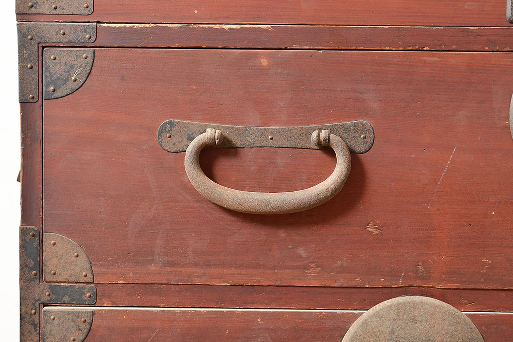 和製アンティーク　大きめの金具がアクセントになるヒノキ材製の重ね箪笥(収納箪笥、衣装箪笥、整理箪笥、引き出し)(R-047595)