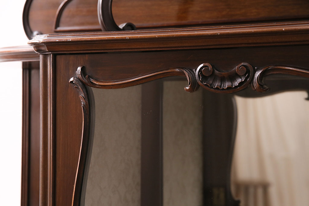イギリスアンティーク　高級品!マホガニー材の艶やかな木肌と凝った彫刻が美しいパーラーキャビネット(飾り棚)(R-047614)