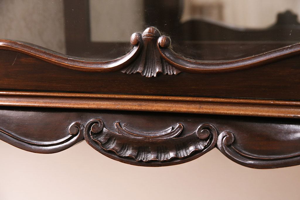 イギリスアンティーク　高級品!マホガニー材の艶やかな木肌と凝った彫刻が美しいパーラーキャビネット(飾り棚)(R-047614)